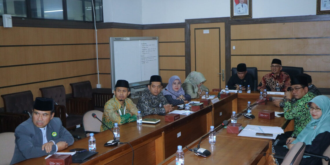 Ketua DPD LDII Kabupaten Bandung, Didin Suyadi menghadiri pertemuan yang digelar oleh BAZNAS Kabupaten Bandung untuk membahas penetapan besaran zakat fitrah 1446 H/2025 M. Foto: LINES