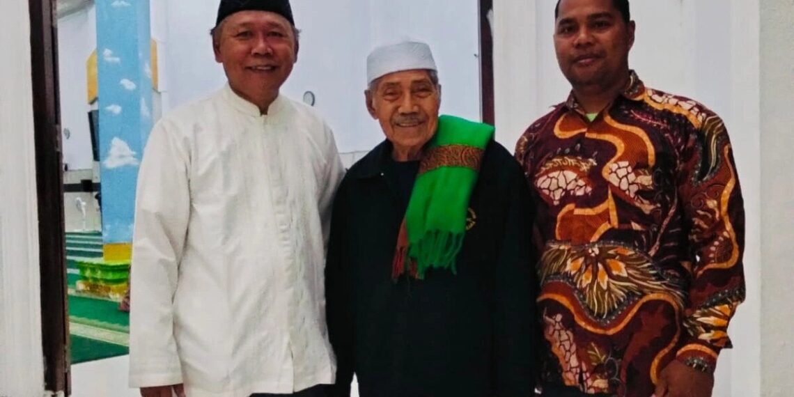Ketua DPD LDII Kabupaten Maluku Tengah, Hendra, menghadiri kegiatan salat subuh berjamaah yang diikuti berbagai organisasi kemasyarakatan (ormas) Islam. Foto: LINES