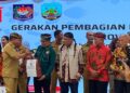 Gubernur Kaltara Bangkitkan Nasionalisme dengan Bagikan 3.000 Bendera Merah Putih
