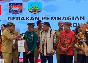 Gubernur Kaltara Bangkitkan Nasionalisme dengan Bagikan 3.000 Bendera Merah Putih