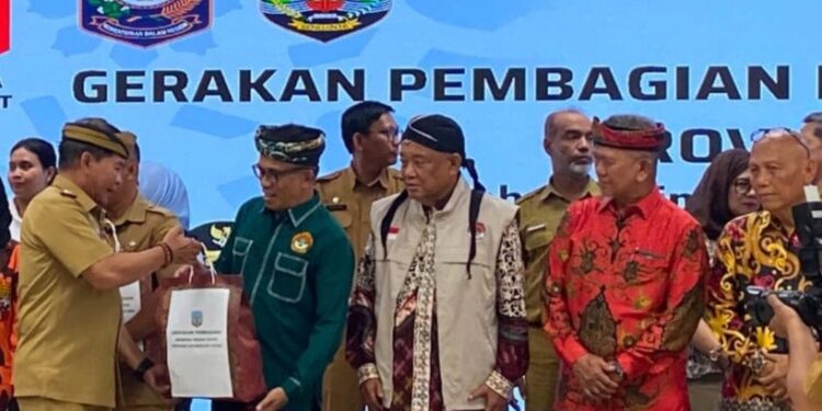 Pemerintah Provinsi Kalimantan Utara (Kaltara) menggelorakan semangat kemerdekaan melalui “Gerakan Pembagian Bendera Merah Putih”. Foto: LINES