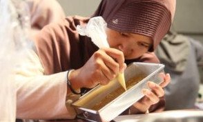 Dewan Pimpinan Daerah (DPD) LDII Kota Yogyakarta dan Kabupaten Bantul menggandeng Penggerak Pembina Generus (PPG) Alkarima dalam menyelenggarakan workshop bertema Dapur Mandiri: Kreasi Brownies Kukus Motif Batik. Foto: LINES