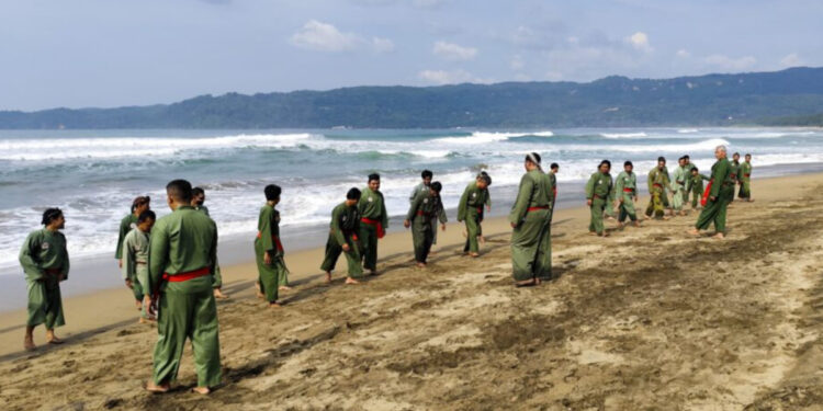 Pengurus Kabupaten (Pengkab) Persinas ASAD Wonogiri menggelar latihan bersama bagi para pelatih di Pantai Pancer Door, Pacitan, Jawa Timur, pada Rabu (29/1/2025). Foto: LONES