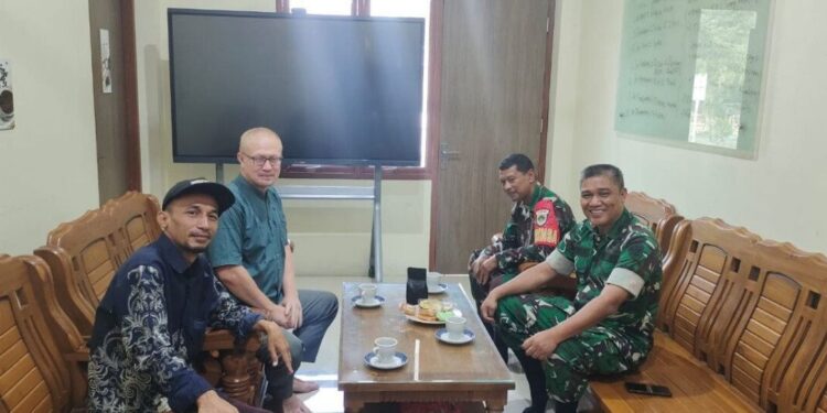 Danramil 0602/06 Kramatwatu, Mayor Cke Dandi Irwansyah, melakukan kunjungan teritorial ke Yayasan Rabbani Indonesia Maju, Kabupaten Serang, Banten. Foto: LINES