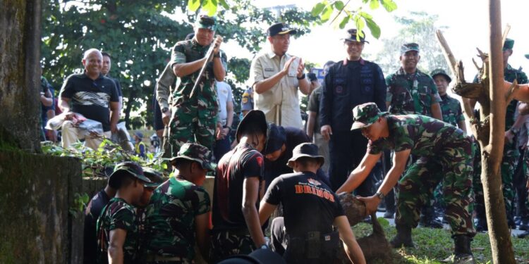 DPW LDII Riau dan DPD LDII Kota Pekanbaru, berpartisipasi pada program karya bakti bersama Panglima Komando Daerah Militer (Pangdam) XIX Tuanku Tambusai, Mayjen TNI Agus Hadi Waluyo. Foto: LINES