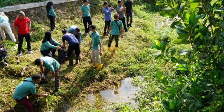 DPD LDII Kabupaten Gunungkidul berpartisipasi dalam “Gerakan Jumat Bersih Gunungkidul Bebas Sampah” di kawasan Kali Kepek, Wonosari. Foto: LINES