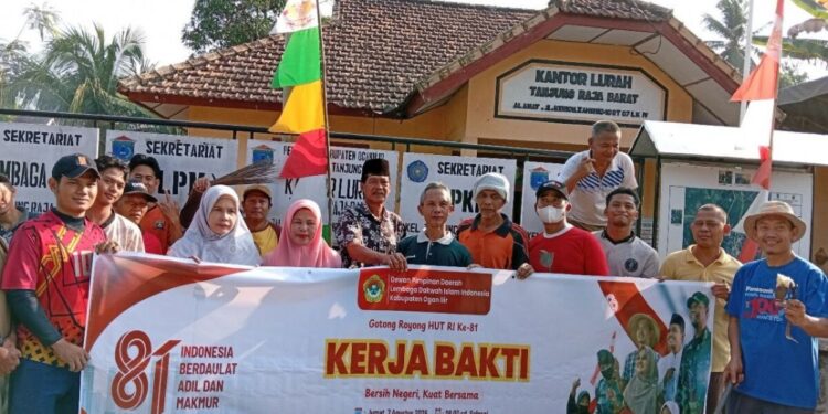 PC LDII Tanjung Raja dan PAC LDII Tanjung Raja Barat bersama Kelurahan Tanjung Raja Barat menghelat gotong royong membersihkan lingkungan. Foto: LINES
