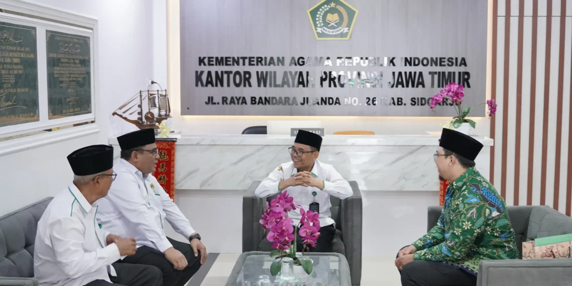 Pengurus DPW LDII Jawa Timur audiensi dengan Kepala Kantor Wilayah Kementerian Agama (Kakanwil Kemenag) Jawa Timur Akhmad Sruji Bachtiar, pada Senin (3/2). Foto: LINES