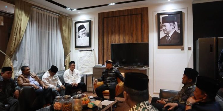 Ormas Islam se-Kota Bandung audiensi dengan wakil rakyat kota itu pada Kamis (27/2) di Kantor DPRD Kota Bandung. Foto: LINES.
