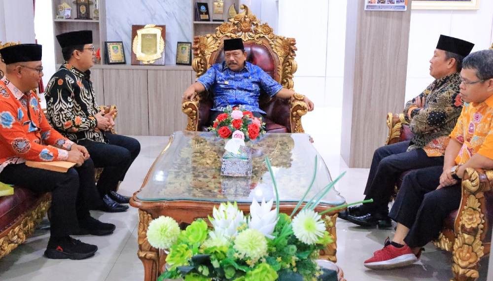 Ketua DPW LDII Bengkulu, Meri Sasdi bersama pengurus harian audiensi dengan Wakil Gubenur Bengkulu, Mian. Foto: LINES.