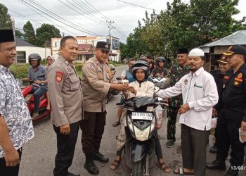 LDII Agam Bagikan Ratusan Takjil Gratis Bagi Pengendara