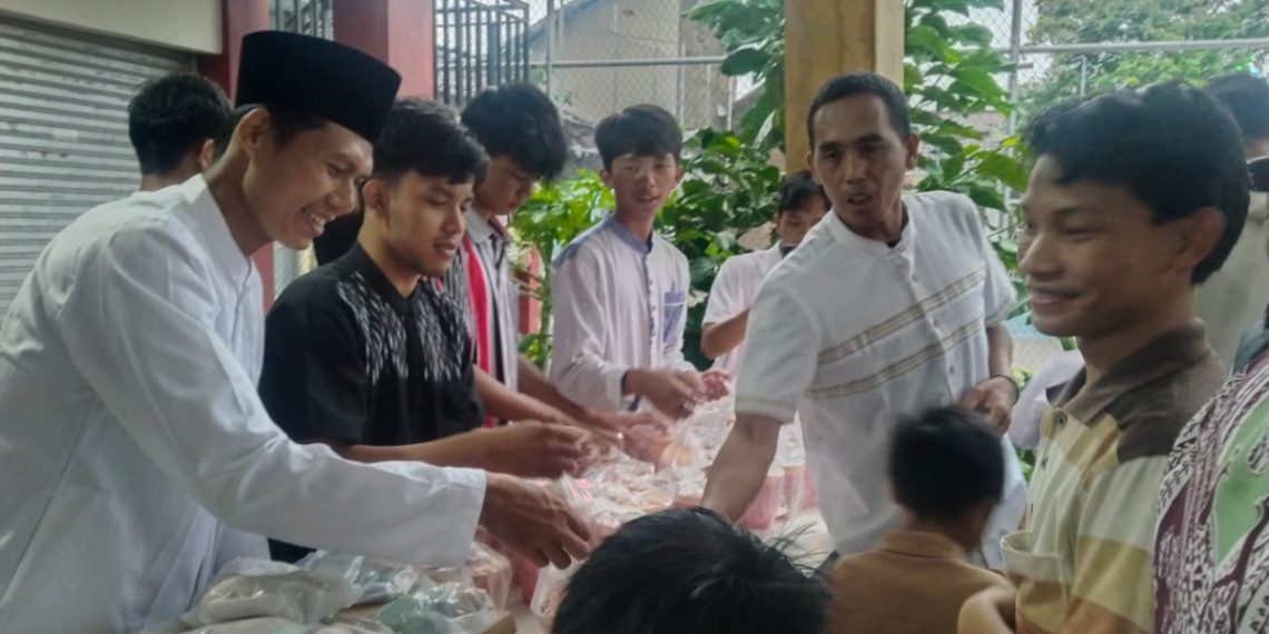 Dewan Pimpinan Daerah (DPD) LDII Kabupaten Garut menggelar aksi berbagi takjil pada Jumat (14/3). Foto: LINES.