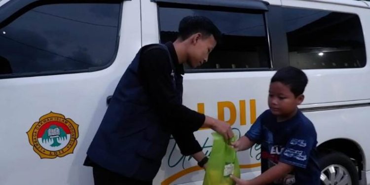 DPD LDII Kabupaten Wonogiri menggelar bakti sosial di bulan Ramadan dengan membagikan ratusan paket takjil kepada masyarakat. Foto: LINES.