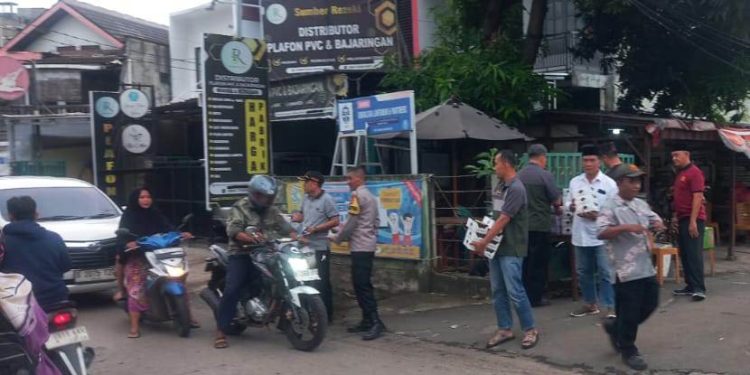 PAC LDII Bintara Jaya bersama Polsek Bekasi Barat serta Pokdarkamtibmas Bhayangkara membagikan ratusan paket takjil gratis. Foto: LINES.