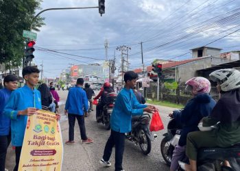 Yayasan Tawakkal Bagikan Ribuan Takjil bagi Pengendara