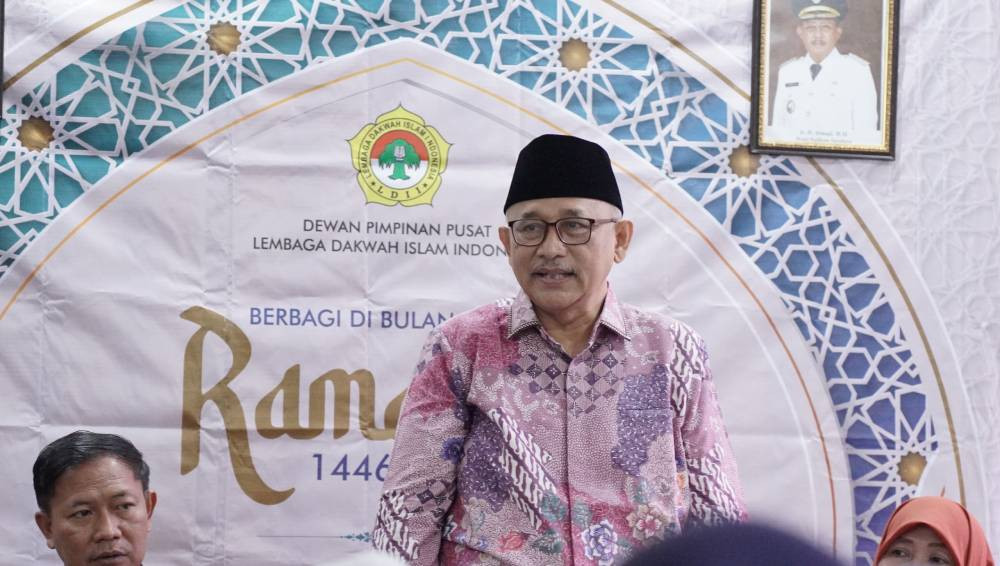 Ketum LDII berbagi santunan kepada yatim di lingkup Kelurahan Gunung Anyar. Foto: LINES.