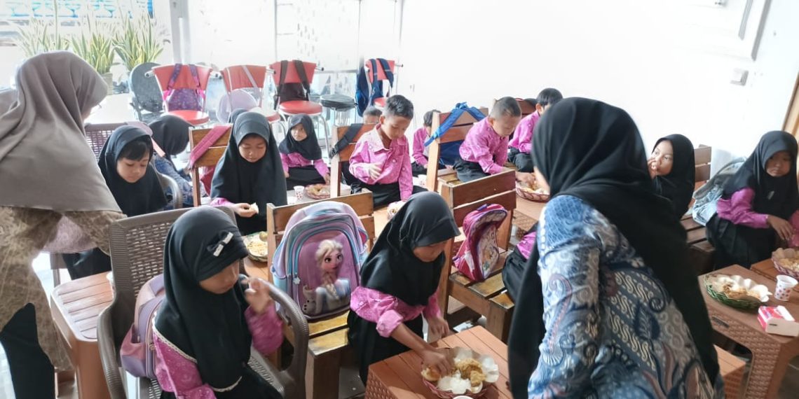 TK Baitul Ilmi, naungan PC LDII Sampit, mengikuti field trip untuk belajar pengenalan rempah dan tanaman obat keluarga. Foto: LINES.