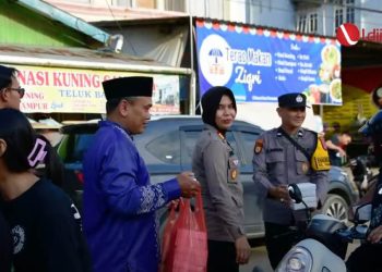 Pemuda LDII Berau Gandeng Senkom Mitra Polri Bagikan Takjil