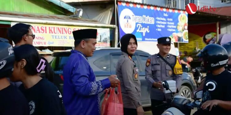Pemuda LDII Berau bekerja sama dengan Senkom Mintra Polri membagi 400 takjil pada Minggu (16/3). Foto: LINES.