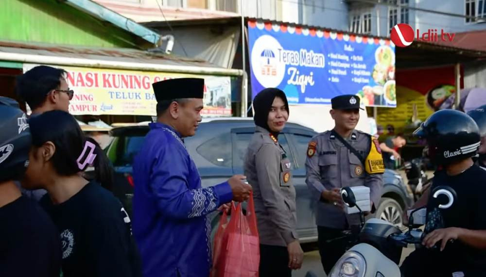 Pemuda LDII Berau bekerja sama dengan Senkom Mintra Polri membagi 400 takjil pada Minggu (16/3). Foto: LINES.