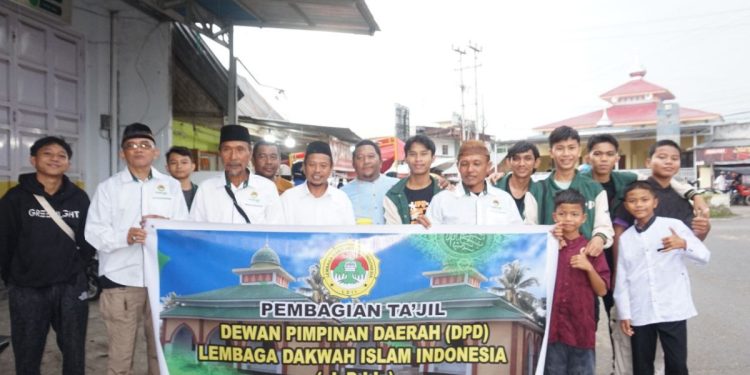 Remaja Masjid Al-Manshurin naungan DPD LDII Kabupaten Bone Bolango, Provinsi Gorontalo, membagikan takjil kepada masyarakat. Foto: LINES.