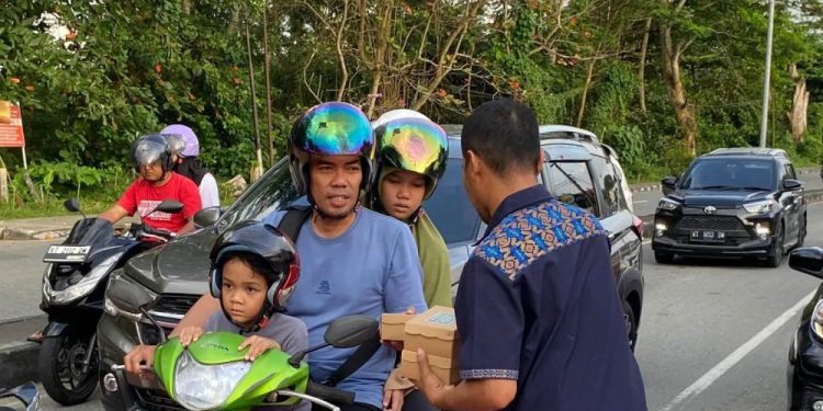 Turut menyemarakkan Ramadan, PAC LDII Kelurahan Belimbing, Bontang Barat, Kota Bontang, membagikan ratusan takjil di Simpang Tiga BSD. Foto: LINES.
