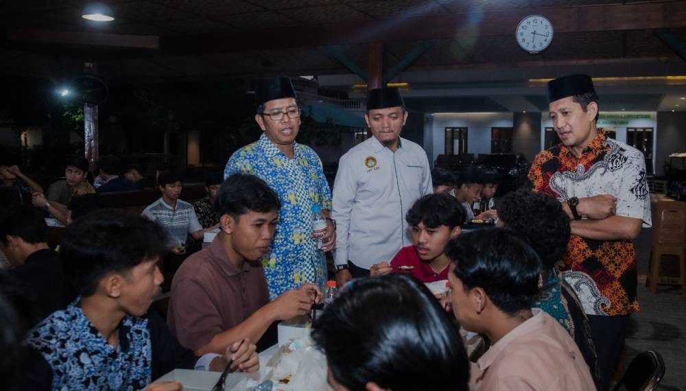 Untuk mempererat tali silaturahmi dan meningkatkan kebersamaan, LDII, Yayasan Minhaajurrosyidiin, pengurus pondok pesantren, santri, serta warga sekitar menggelar acara buka puasa bersama. Foto: LINES.