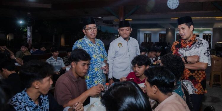Untuk mempererat tali silaturahmi dan meningkatkan kebersamaan, LDII, Yayasan Minhaajurrosyidiin, pengurus pondok pesantren, santri, serta warga sekitar menggelar acara buka puasa bersama. Foto: LINES.