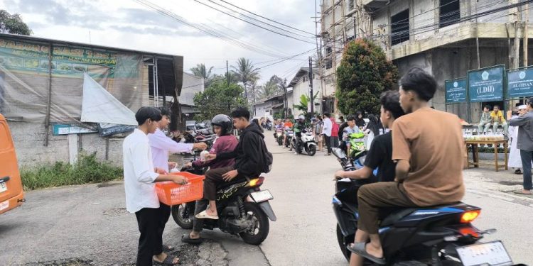 DPD LDII Kabupaten Cianjur kembali menggelar aksi sosial bagi takjil gratis. Foto: LINES.