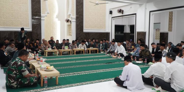 Polres Metro Depok berkolaborasi dengan Pimpinan Cabang (PC) LDII Kecamatan Limo menciptakan lingkungan yang aman dan tertib melalui acara “Ngopi Kamtibmas bersama Warga”. Foto: LINES.