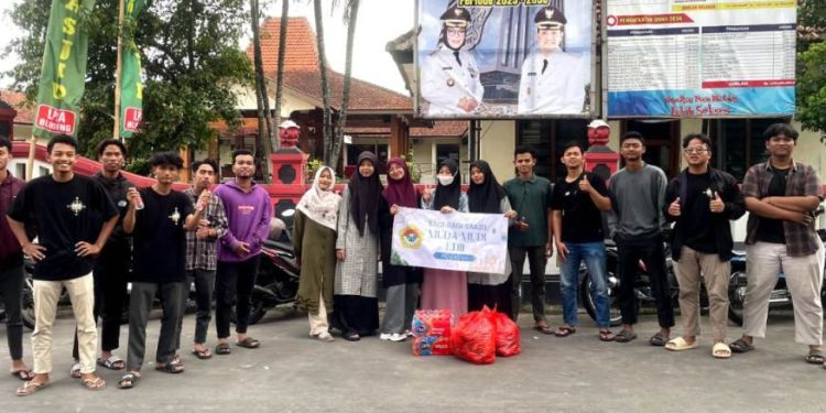 Pengurus Remaja Masjid LDII Gatak berbagi takjil kepada masyarakat di depan Balai Desa Blimbing, Gatak, Kabupaten Sukoharjo. Foto: LINES.