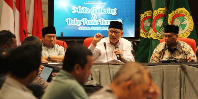 Ketum LDII KH Chriswanto Santoso saat memberi keterangan pers di Media Gathering dan Buka Puasa Bersama. Foto: LINES.