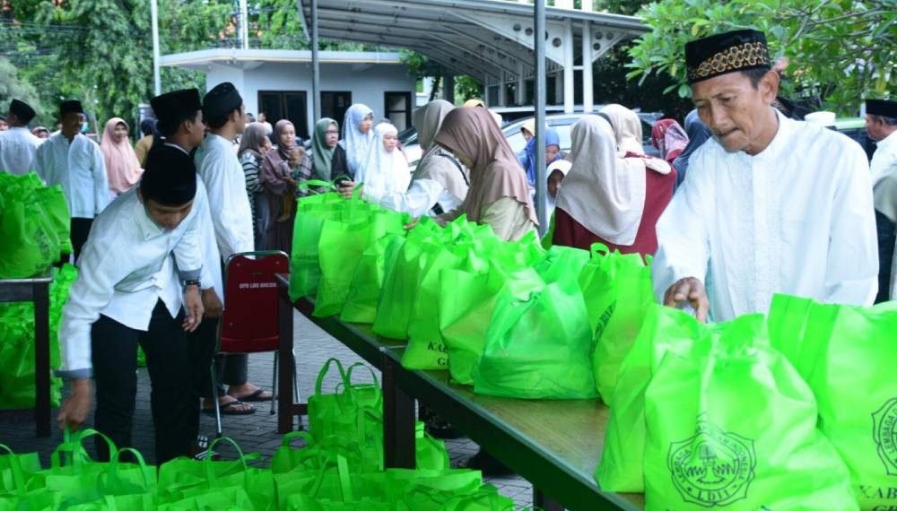 DPD LDII Kabupaten Gresik membagikan 1.500 paket sembako untuk dhuafa dan yatim piatu, pada Senin (10/3). Foto: LINES.