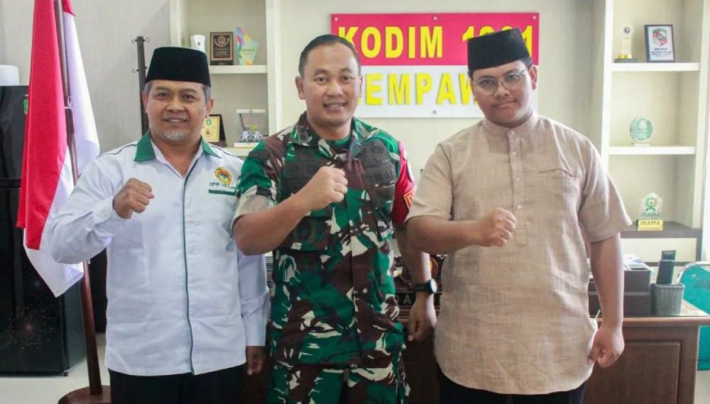 Ketua DPW LDII Kalimantan Barat (Kalbar), Susanto didampingi Sekretaris M. Nasrullah dan Wakil Sekretaris, Danang Arjuna Prihardianto silaturahim dengan Komandan Kodim 1201/Mph. Foto: LINES.