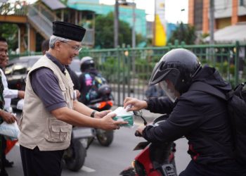 LDII Kota Bekasi Bersama Koramil Kranji Bagikan Ratusan Paket Takjil
