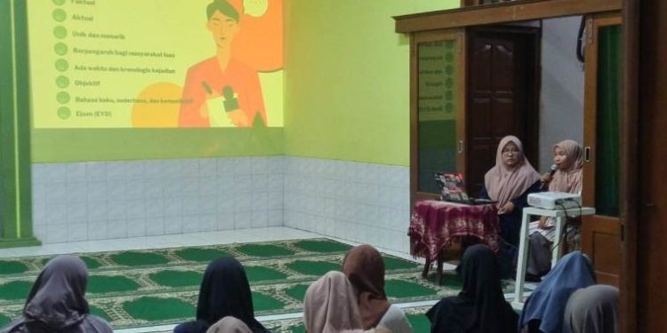 Puluhan remaja LDII Kotagede mengikuti pelatihan jurnalistik bertajuk Bincang Asik Jurnalistik. Foto: LINES.