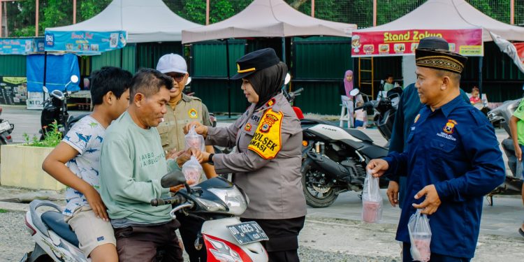 PC LDII Lamasi bekerja sama dengan Kecamatan, dan Polsek Lamasi berbagi takjil gratis kepada para pengendara serta masyarakat sekitar. Foto: LINES.