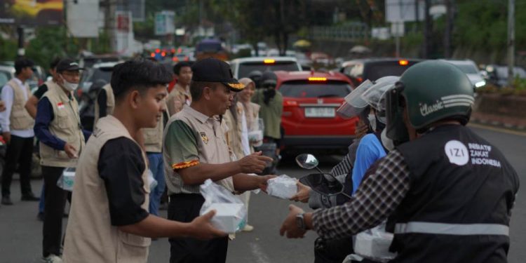 DPW LDII Lampung bersama Polda Lampung membagikan 3.000 paket takjil bagi pengendara yang melintas di Tugu Raden Intan dan Tugu Adipura, Bandar Lampung. Foto: LINES.