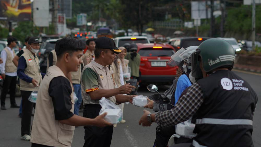 DPW LDII Lampung bersama Polda Lampung membagikan 3.000 paket takjil bagi pengendara yang melintas di Tugu Raden Intan dan Tugu Adipura, Bandar Lampung. Foto: LINES.