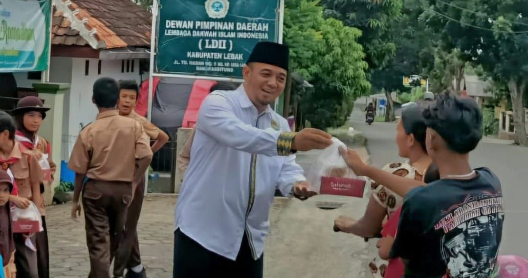 DPD LDII Kabupaten Lebak, Jawa Barat, mengadakan acara tebar takjil bagi masyarakat sekitar, pada Sabtu (15/3). Foto: LINES.