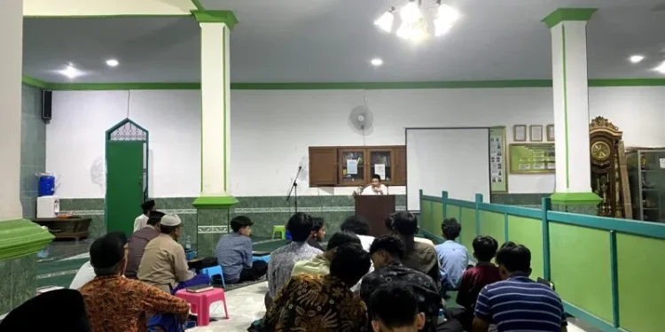 Wakil Ketua Syuriah NU Kabupaten Majalengka yang juga Pimpinan Pondok Pesantren Daar el-Tarbiyyah, KH Harun Badjuri, mengisi ceramah di Masjid Al-Furqon PC LDII Rajagaluh. Foto: LINES