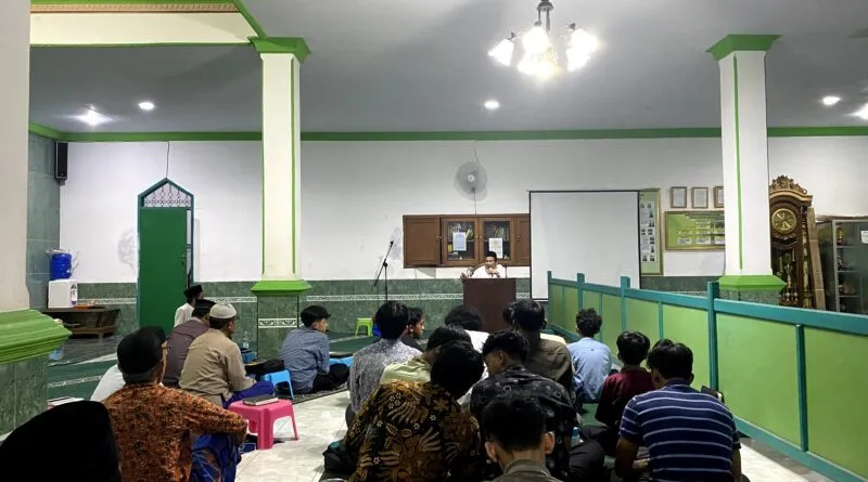 Wakil Ketua Syuriah NU Kabupaten Majalengka yang juga Pimpinan Pondok Pesantren Daar el-Tarbiyyah, KH Harun Badjuri, mengisi ceramah di Masjid Al-Furqon PC LDII Rajagaluh. Foto: LINES