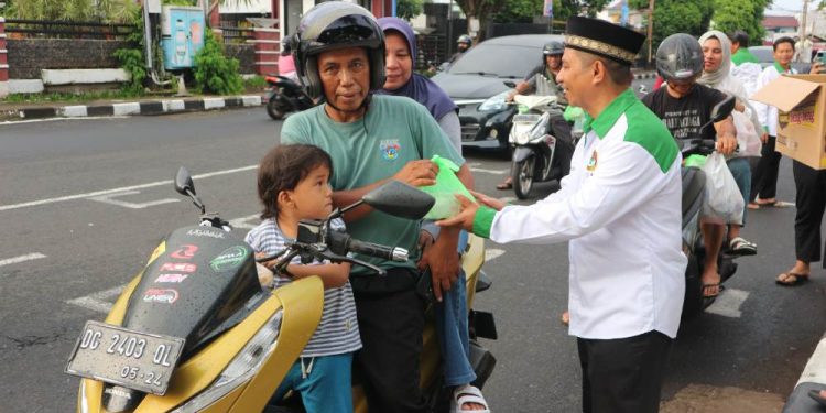 DPW LDII Maluku Utara menggelar aksi sosial dengan membagikan takjil gratis kepada masyarakat Kota Ternate. Foto: LINES.