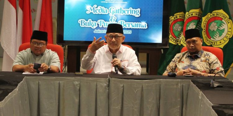 Ketum DPP LDII saat memberikan keterangan pers di Media Gathering dan Buka Puasa Bersama wartawan. Foto: LINES.