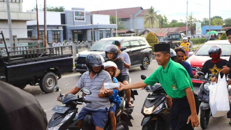 Ratusan takjil dibagikan DPD LDII Kabupaten Mimika kepada pengendara yang melintas di Jalan Hasanudin, Kota Timika, Papua Tengah. Foto: LINES.