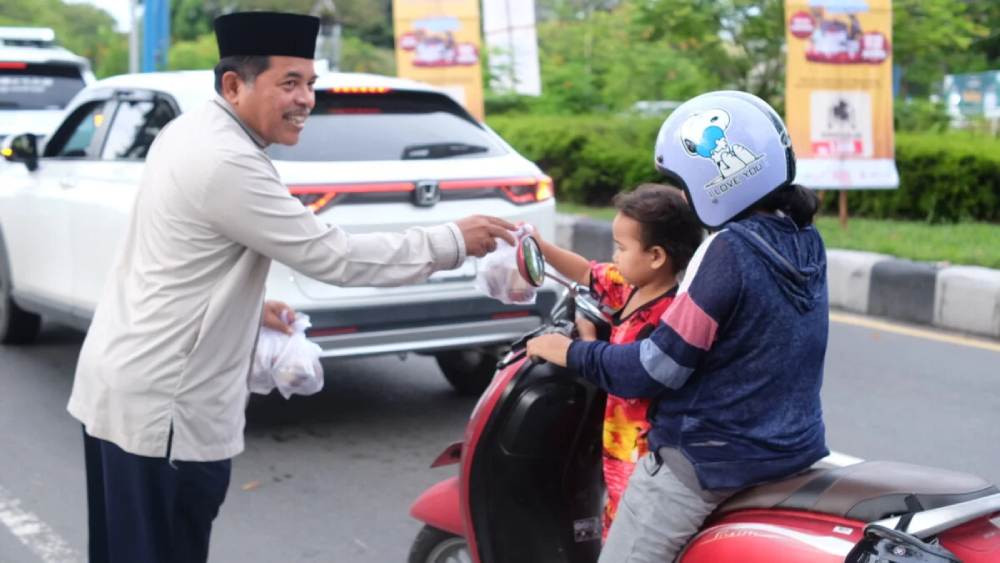 DPD LDII Palangka Raya menggelar bakti sosial Ramadan dengan membagikan takjil kepada masyarakat. Foto: LINES.