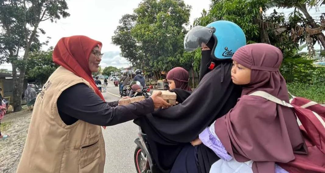 DPD LDII Kota Parepare kembali mengadakan kegiatan pembagian takjil gratis bagi para pengendara yang melintas. Foto: LINES.