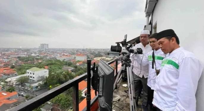 Hujan yang mengguyur tidak menyurutkan Tim Rukyatul Hilal DPD LDII Kabupaten Sidoarjo melakukan pemantauan hilal 1 Ramadan. Foto: LINES.