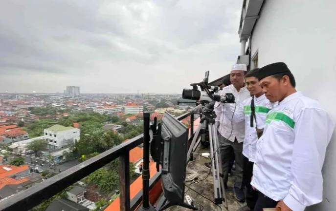 Hujan yang mengguyur tidak menyurutkan Tim Rukyatul Hilal DPD LDII Kabupaten Sidoarjo melakukan pemantauan hilal 1 Ramadan. Foto: LINES.