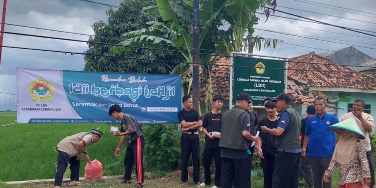 PC LDII Legonkulon menggelar aksi berbagi takjil pada Jumat (14/3). Foto: LINES.